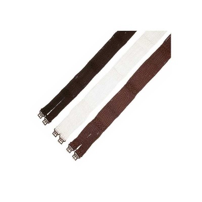 Três cintos finos em tecido com fivelas metálicas, cores castanho escuro, bege e castanho claro.