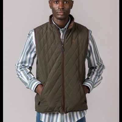 Homem com colete acolchoado verde-oliva e camisa de riscas verticais