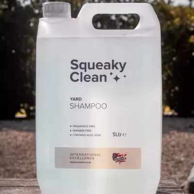 Frasco cinzento translúcido de 5 litros com shampoo Squeaky Clean para pátio