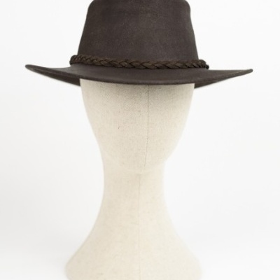 Chapéu castanho estilo cowboy com trança decorativa