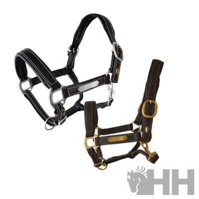 Duas cabeçadas para cavalos preta e castanha com detalhes metálicos