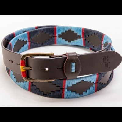 Cinto de tecido azul com padrão geométrico e partes em pele castanha