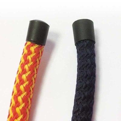 Dois cordões trançados com pontas de plástico preto em fundo branco