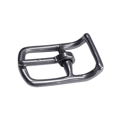 Fivela de metal prateado brilhante retangular com lingueta