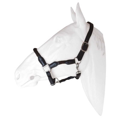 Cabresto preto ajustável com fivelas metálicas num manequim branco de cabeça de cavalo