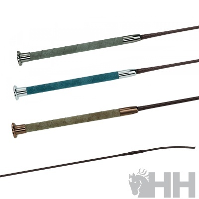 Três chicotes com cabos em camurça verde, azul e bege e ponteiras metálicas.