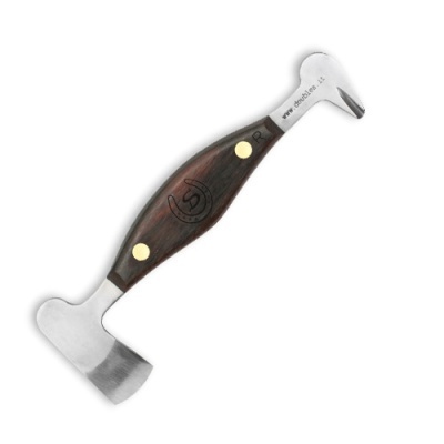 Ferramenta de unhas com cabo de madeira e partes metálicas em fundo branco