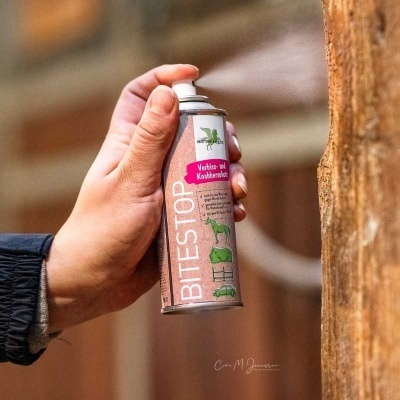 Frasco metálico de spray BITESTOP a ser usado numa árvore