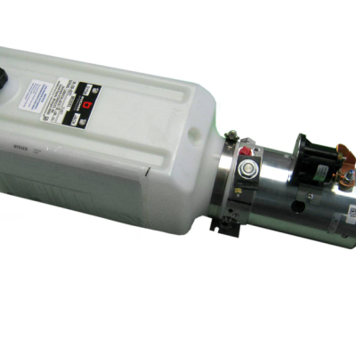 Tanque branco de plástico com motor metálico acoplado