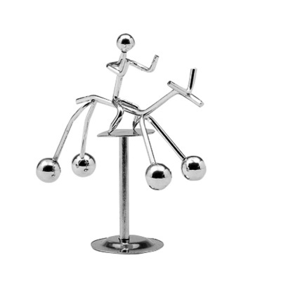 Escultura metálica prateada de cavalo e cavaleiro com base