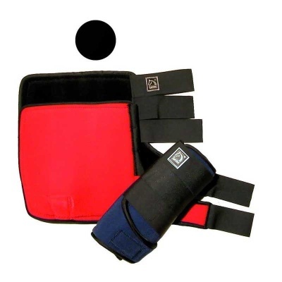 Conjunto de proteção vermelho, preto e azul com tiras de velcro e etiquetas de marca