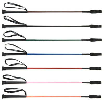 Sete chicotes equestres coloridos alinhados