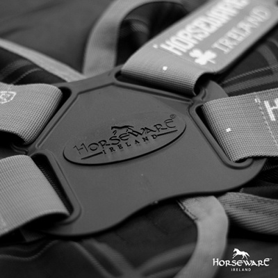 Arnês para cavalo Horseware Ireland com fitas cinza e preto e logotipos visíveis