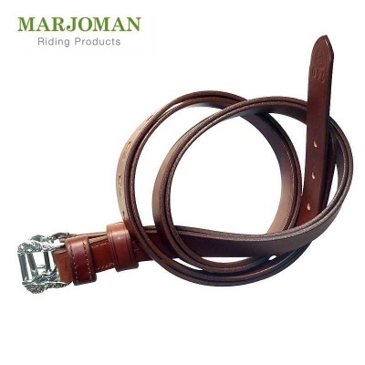 Cinto de pele castanha com fivela metálica prateada