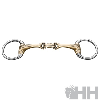 Freio de anéis dourado e prateado para equitação sobre fundo branco.