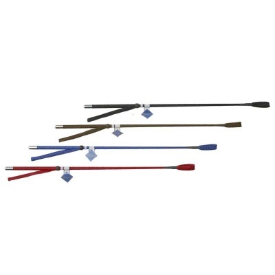 Cinco chicotes para equitação em várias cores sobre fundo branco