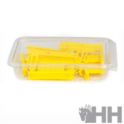 Peças plásticas amarelas em embalagem transparente sobre fundo branco