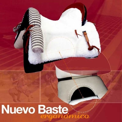 Sela ergonómica para equitação em tecido branco felpudo e couro castanho com texto promocional.