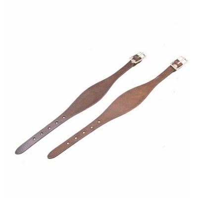 Dois cintos de couro castanho com fivela metálica