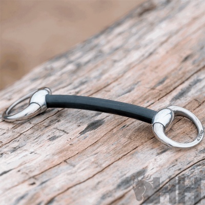 Mordida para cavalo com anéis metálicos prateados e barra preta curva