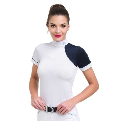Camisola branca de manga curta e gola alta com detalhe azul escuro no ombro, mulher a usar