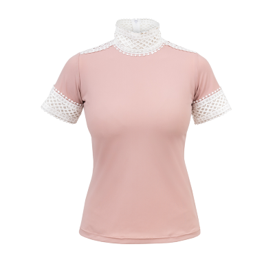 T-shirt rosa com renda branca na gola e mangas