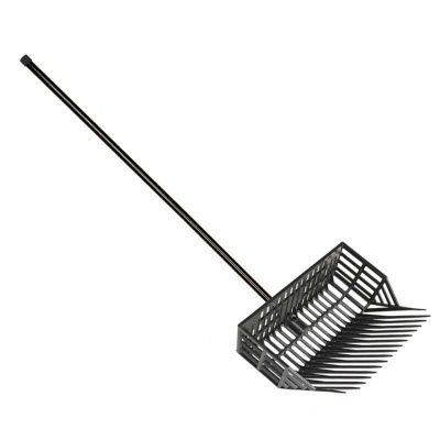 Enxada ou rastelo agrícola com cabo longo preto e dentes metálicos largos