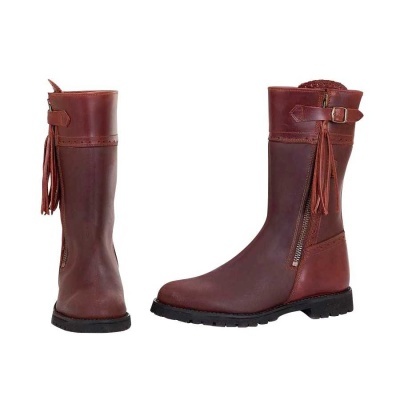 Botas castanhas em pele com sola preta e franjas decorativas.