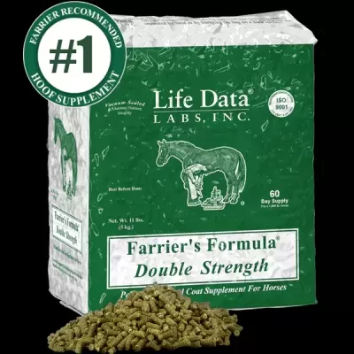Embalagem verde e branca de suplemento para cascos de cavalos Farrier's Formula Double Strength com pellets à frente