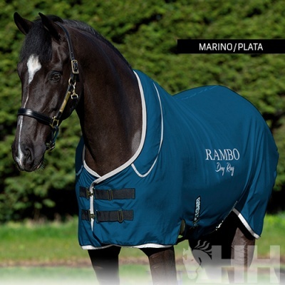 Cavalo com cobertura azul escuro com detalhes cinza claro e texto branco Rambo Dry Rug