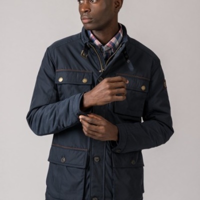 Homem usando casaco azul escuro com bolsos e camisa xadrez debaixo