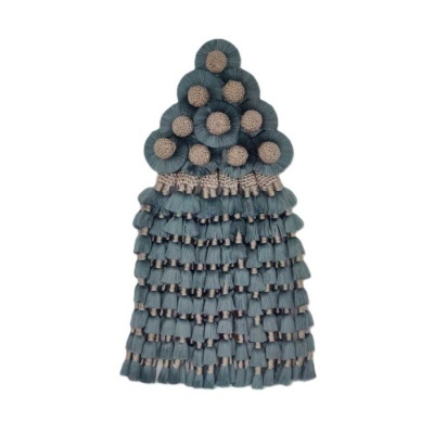 Adorno decorativo em tecido com pompons e franjas