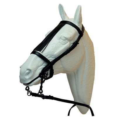 Cabresto preto em couro montado em manequim branco de cabeça de cavalo