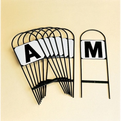 Marcadores de estacas de jardim em metal preto com etiquetas brancas e letras 'A' e 'M'.