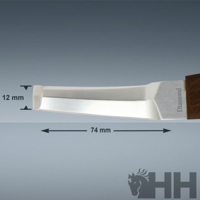 Peça metálica polida com cabo de madeira e a palavra Diamond gravada.