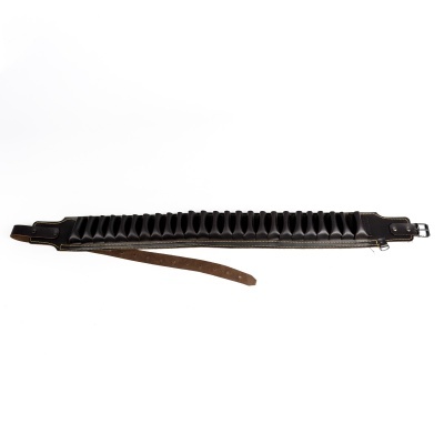 Cinto de munições em couro preto com fecho de fivela e compartimentos para balas.