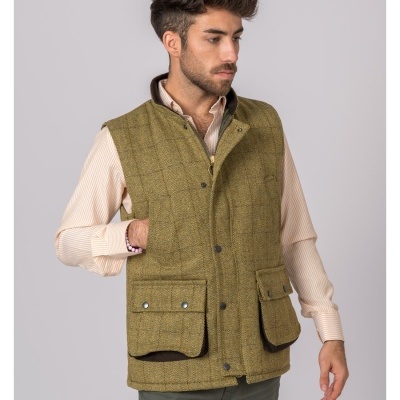 Coletes sem mangas verde com padrão risca de giz e bolsos grandes em modelo masculino