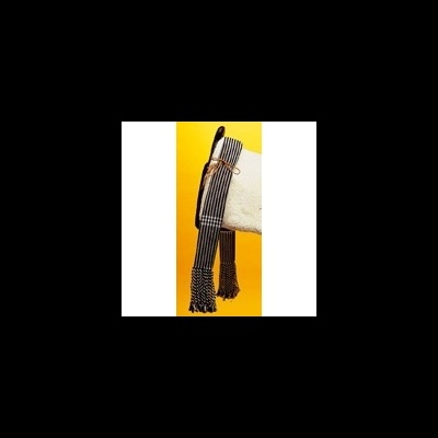 Cachecol preto com riscas verticais brancas e franjas na ponta