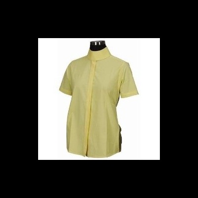 Camisa amarela clara feminina de manga curta com gola alta em manequim preto