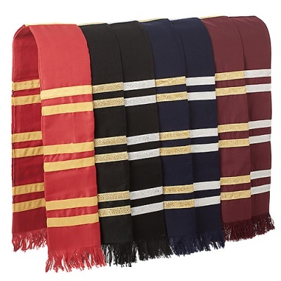 Cinco faixas compridas com franjas, em vermelho, preto, azul escuro e bordô, com faixas douradas ou prateadas horizontais