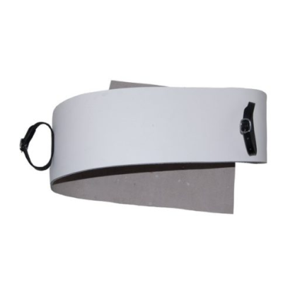 Cinto branco com fivelas metálicas pretas sobre fundo cinza e branco