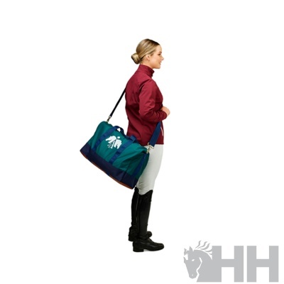 Mulher de perfil com mala de ombro azul e verde e logo branco, em fundo branco.