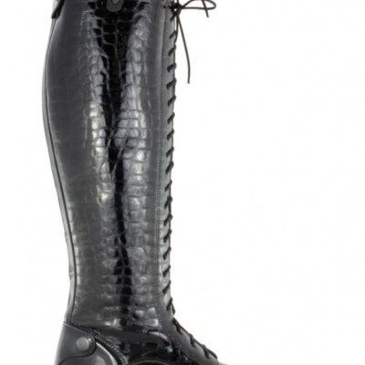 Bota de montar preta em couro brilhante com atacadores frontais