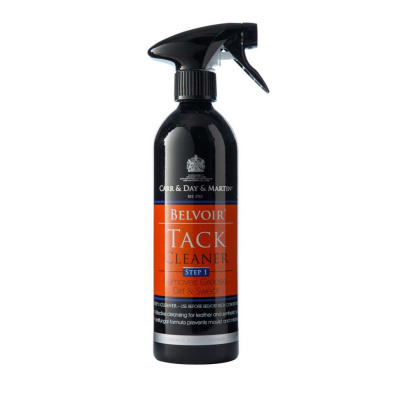 Frasco preto com pulverizador e rótulo laranja do produto Belvoir Tack Cleaner