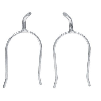Par de esporas de metal prateado com gancho curvo