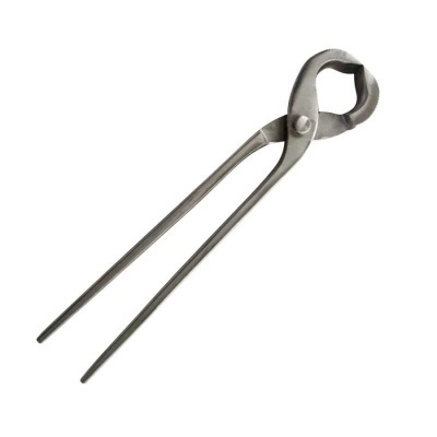 Alicate de metal com cabo longo e mandíbula arredondada sobre fundo branco
