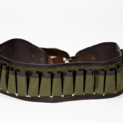 Cartucheira verde com compartimentos para cartuchos