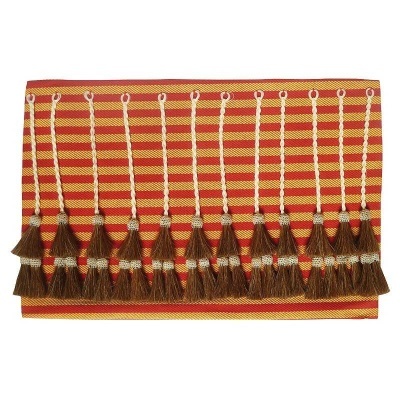 Manta listrada vermelha e amarela com franjas castanhas e douradas