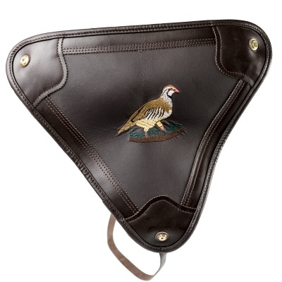 Bolsa triangular castanha em couro com bordado de ave no centro