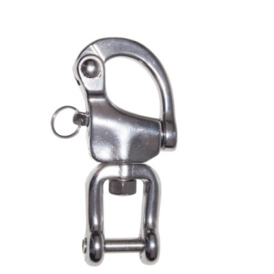 Mosquetão metálico prateado com mola e parafuso num fundo branco